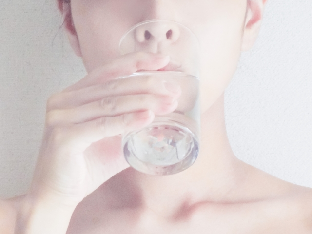ウォータースタンドの一番小さいナノラピアメイトの水を飲んでいる女性