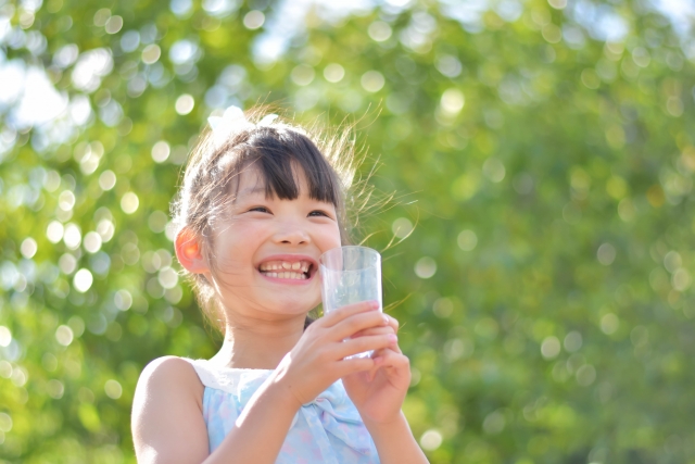 ウォータースタンドで美味しくなった福岡の水を飲む女の子